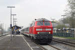 218 494 durchfährt mit einem InterCity den Bahnhof Bobingen in Richtung Augsburg.