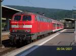 218 392 schiebt den RE  Mannheim - Heilbronn  ber Sinsheim aus dem Heidelberger HBF.