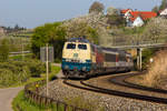 218 460 als  Conny  der Westfrankenbahn als Aushilfe vor dem Eurocity Lindau-München, erklimmt am 9.4.17 den Lindauer Berg ins Allgäu.