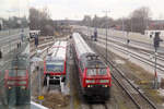 218 498 erreicht mit n-Wagenpark den Bahnhof Mühldorf (Oberbayern).