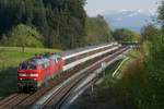 Zwei Loks der Baureihe 218, gefhrt von 218 401-8, ziehen den EC 192, Mnchen - Basel, am 24.04.2017 an Hhenreute vorbei.