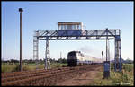 218245 verläßt hier mit dem D nach Köln den ehemaligen Grenzbahnhof der DDR Oebisfelde am 16.9.1990 um 10.08 Uhr.