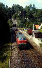 Im Juli 1985 durchfährt die Vorserien-218 011-5 mit einem kurzen Güterzug den Bahnhof Velden im Pegnitztal