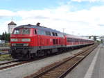 218 463 und 218 465 am Zugende stehen mit 4 Bn-Wagen im Bahnhof Mühldorf. Aufgrund einer Streckensperrung zwischen Ampfing und Weidenbach fuhr diese Garnitur, die sonst nur im Landshuter Schülerzug verkehrt, einen Pendelzug zwischen Mühldorf und Ampfing. Dort wurden Ersatzbusse nach Weidenbach bereitgestellt. Hier steht RB 70770 Mühldorf-Ampfing abfahrbereit im Mühldorfer Bahnhof.
Mühldorf, 30.06.2017.