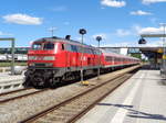 218 463 hat mit der RB 27145 aus Landshut den Bahnhof Mühldorf erreicht.
Mühldorf, 30.06.2017.