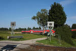 Eine 218 (aller Wahrscheinlichkeit nach 218 428-1) beschleunigte am frühen Abend des 07.08.17 ihren Doppelstockzug aus Markt Schwaben heraus in Richtung Mühldorf.