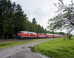 218 486 Abschlepplok der Stuttgrater S-Bahn mit einem D-Lr....
