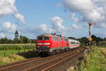 218 385 und 218 322 fahren mit einem Intercity bei Risum-Lindholm in Richtung Westerland (Sylt), aufgenommen am 13.