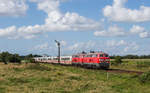 218 389 und 218 345 fahren mit einem Intercity bei Risum-Lindholm in Richtung Hamburg, aufgenommen am 13. August 2017.