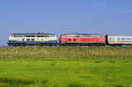 218 460 der Westfrankenbahn und 218 373 von Nah.SH kurz vor Keitum/Sylt, 29.8.17.