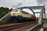 Diese zwei BR 218 (218 460-4, 218 330-9) in Front die  Conny  bei der Durchfahrt Büchen, in Höhe Büchener Eisenbahnbrücke.