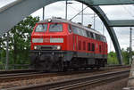 Die 218 330-9 bei der Durchfahrt der Büchener Eisenbahnbrücke, kommend aus dem Hagenower Land.