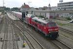 Nicht wie sonst üblich schiebt sondern zieht 218 496-8 den von Lindau kommenden IRE 4218 am 07.09.2017 aus dem Bahnhof von Biberach (Riß) nach Ulm.