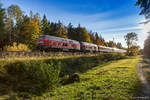 Ein 218er-Tandem zieht am 13.10.2017 den EC 195 Lindau - München durch den Schöngeisinger Forst.