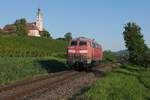 Unterhalb der Wallfahrtskirche Birnau befindet sich 218 831-6 auf der Fahrt Richtung Friedrichshafen/Ulm (22.09.2017).