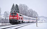 Die 218 499-2 fährt in Stein im Allgäu bei leichtem Schneetreiben mit dem IC 2085 Nebelhorn nach Oberstdorf vorüber.Bild 12.12.2017