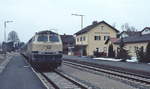 218 436-4 fährt Anfang April 1989 in Martinszell (Allgäu) ein