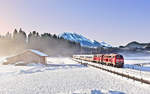 In Front einer Doppeltraktion ist 218 343-2 und verlässt am Morgen mit dem Intercity 2012  Allgäu  nach Bielefeld die Wintersportregion Oberstdorf.Bild 31.12.2017