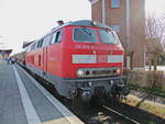 218 470-3 mit einem AKE Reisezug am 18. April 2018 im Bahnhof Niebüll zur Weiterfahrt nach Sylt.