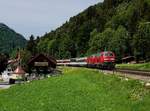 Die 218 465 und die 218 421 mit einem umgeleiteten EC nach München am 26.05.2018 unterwegs bei Oberstaufen.