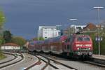 Von Lindau kommend fährt 218 417-4 mit den Wagen des RE 4232 nach Stuttgart am 16.04.2018 in den Bahnhof von Friedrichshafen ein.