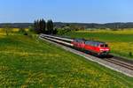 Am Abend des 27. April 2018 brachten 218 422 und 465 den EC 192 von München HBF nach Lindau. Bei Görwangs eilten die klassischen Bundesbahn-Loks mit ihrem Fernzug durch blühende Löwenzahnfelder.