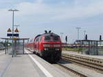 Die Mühldorfer 218 498 mit TB11 Motor zieht 4 Doppelstockwagen als RB aus München Hbf in den Bahnhof Mühldorf(Obb), Mai 2018