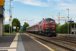 218 427-3 schiebt eine N-Wagen Garnitur durch Friedrichshafen Flughafen.