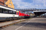 218 426-5 erreicht mit 218 452-1 und dem EuroCity Lindau Hbf.