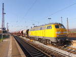 DB Bahnbau Gruppe 218 449-7 mit Schotterwagen, am 16.11.2018 im Bauzugeinsatz in Naumburg (S) Hbf.