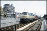 218317-6 hält hier mit einem Nahverkehrszug in Richtung Kempten am 11.5.2002 um 9.43 Uhr im Bahnhof Memmingen.