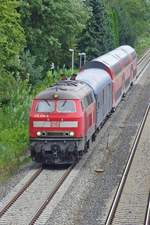 Kurz vor der Haltestelle Friedrichshafen Flughafen zieht 218 496-8 die Wagen des IRE 4209, Stuttgart - Lindau, in dem am 15.08.2010 hinter der Lok ein Fahrradwagen eingereiht ist.