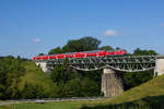 218 425-7 mit dem Wochenenderadlzug auf der Brücke von Maria Thann gen Hergatz. 14.7.19