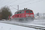 11. Dezember 2012, Kaum ist der erste Schnee gefallen, wird der seit Langem in Kronach stationierte Schneepflug wohl schon wieder abgezogen? Hier befördert ihn Lok 218 272 bei Küps in Richtung Lichtenfels.
