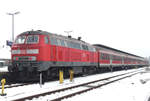 Am 15. Januar 2009 im Bahnhof Bayreuth: 13:11 Uhr fährt RB 34424 von Bahnsteig 2 im mittäglichen Schülerverkehr gut besetzt nach Pegnitz. Lok 218 492 ist in Kempten beheimatet.