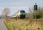 28. Dezember 1998, Lok 218 453 (Henschel 1977) führt zwischen Burgkunstadt und Kulmbach einen Eilzug nach Hof. 