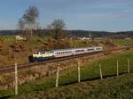 Die 218 466 mit dem IC Nebelhorn nach Oberstdorf am 21.11.2020 unterwegs bei Aitrang.