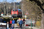DB 218 428 wird am 01.03.2020 in Lindau rangiert. Am Bodenseedamm war zu diesem Zeitpunkt der Radweg gesperrt - die Fundamente für die neuen Oberleitungsmasten wurden betoniert.