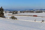 Kurz vor dem Bahnhof Günzach konnte ich am 10. Januar 2021 die etwas blasse Ulmer 218 481 mit dem IC 2084  Nebelhorn  aufnehmen. Im Hintergrund erkennt man den Markt Obergünzburg. Endlich war der Winter eingekehrt und die Landschaft zeigte sich verschneit. 