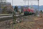 Mit den in Lindau-Insel bernommenen Wagen des IC 118  BODENSEE , Innsbruck - Bochum, fahren 218 491-9 und 218 494-3 am 03.03.2021 durch den Bahnhof von Enzisweiler.