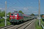 218 483-6 am 02.07.2021 mit den Wagen des IC 1219, Ulm - Lindau-Insel, kurz vor dem Passieren der Haltestelle Friedrichshafen-Flughafen.