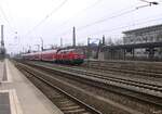 218 440, ihrerseits Werebträgerin für das zehnjährige Jubiläum der Südostbayernbahn, durchfährt mit fünf Doppelstock als RB Mühldorf(Obb.) den Heimeranplatz am trüben Nachmittag des 5.4.2013.