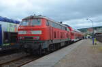 218 414 hat an einem trüben Sonntag im Mai 2013 mit dem  Weinstraßen-Express  soeben den Zielbahnhof Wissembourg bzw. Weißenburg im Elsass erreicht. 
Lange war das Bild auch in der Ausschusskiste, doch leider gehört der aus Loks der Baureihe 218 und Doppelstockwagen gebildete Weinstraßen-Express schon seit 2013 der Vergangenheit an. 