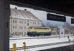218 446-3 im ozeanblau-beigem Bundesbahn-Gewand steht in Kempten (Allgäu) Hbf abgestellt.
Beim Halt aus dem Zug fotografiert am 07.02.22 