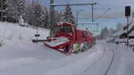 DB 218 456-2 schiebt am 16.01.2021 ihren Schneepflug die Dreiseenbahn hinter Richtung Titisee. Hier wird gerade der Bahnhof Aha freigeräumt.