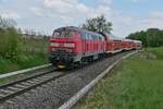 Zwischen Kluftern und Fischbach schiebt 218 425-7 am 01.05.2022 die Wagen des IRE 3 / 22788  FREIZEIT-EXPRESS SÜDBAHN , Singen (Hohentwiel) - Ulm