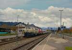 218 446-3 und eine verkehrsrote Schwestermaschine fahren mit dem Intercity 2012  Allgäu  nach Dortmund in den gerade im Umbau befindlichen Bahnhof Sonthofen ein (14.10.2022)