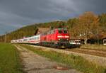 218 414-1 zieht IC 2085 in Richtung Oberstdorf durch den Bahnhof Altstädten (18.10.2022), Gruß zurück an den Tf!