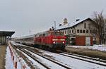 Am Abend des 28.02.2023 kommt 218 415-8 mit dem IC 2013/RE 32 in Sonthofen an