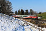 Die Einsätze der Baureihe 218 des Betriebshofs Kempten beschränken sich inzwischen auf zwei Fernzugpaare. Einer davon ist der IC 2084/85, der zwischen Oberstdorf und Augsburg mit den Bundesbahnklassikern bespannt wird. Am 09. Februar 2023 konnte ich die 218 415 vor besagter Leistung beim Erklimmen der Günzacher Steige fotografieren. Bei dieser Lok läuft die Frist nach zweifacher Verlängerung nun Mitte März ab, es könnte sich also um einen der letzten Einsätze der 1977 bei Krupp in Essen gebauten Maschine gehandelt haben. 